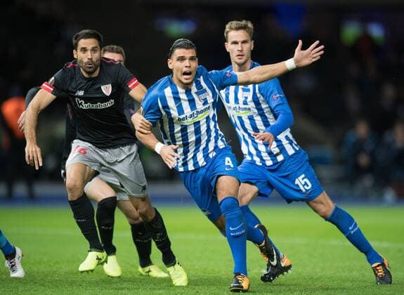 vl: Xabier Etxeita (BIL), Karim Rekik (B) und Sebastian Langkamp (B). Fussball international: UEFA Europaleague, Saison 2017 2018, Gruppenspiel: Hertha BSC Berlin - Athletic Club Bilbao im Olympiastadion in Berlin, Deutschland am 14.09.2017,