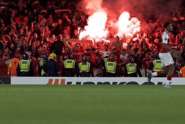 Fu?ball, EL, FC Arsenal - 1. FC K?ln, Pyrotechnik im K?lner Fanblock Arsenal v FC Cologne UEFA Champions League FC Cologne fans let off flares during the UEFA Champions League match at the Emirates Stadium, London Content Not Available For UK Newspapers Copyright: xAlanxStanfordx FIL-10666-0024