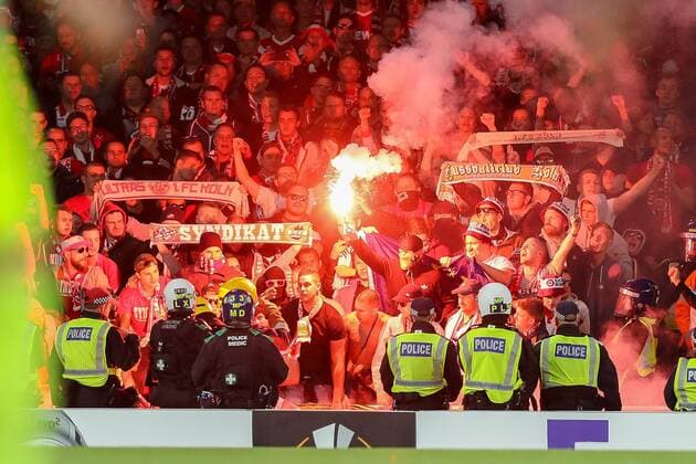Bilder des Tages - SPORT Fußball, EL, FC Arsenal - 1. FC Köln, Pyrotechnik im Kölner Fanblock London, England 14.09.2017, UEFA Europa League - 2017 18 Season, 1st game day, FC Arsenal - 1. FC Koeln, Koeln Fans zuenden Pyrotechnik ( DeFodi048