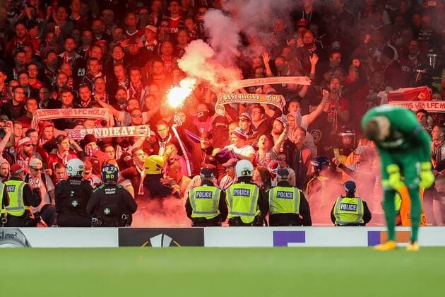 London, England 14.09.2017, UEFA Europa League - 2017 18 Season, 1st game day, FC Arsenal - 1. FC Koeln, Koeln Fans zuenden Pyrotechnik ( DeFodi048