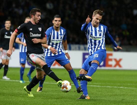 Aymeric Laporte, Sebastian Langkamp, dahinter Karim Rekik Aktion Spielszene Zweikampf Fußball Fussball Europa League Euroleague Herren Saison 2017 2018 14.09.2017 Hertha BSC Berlin vs. Athletic Bilbao