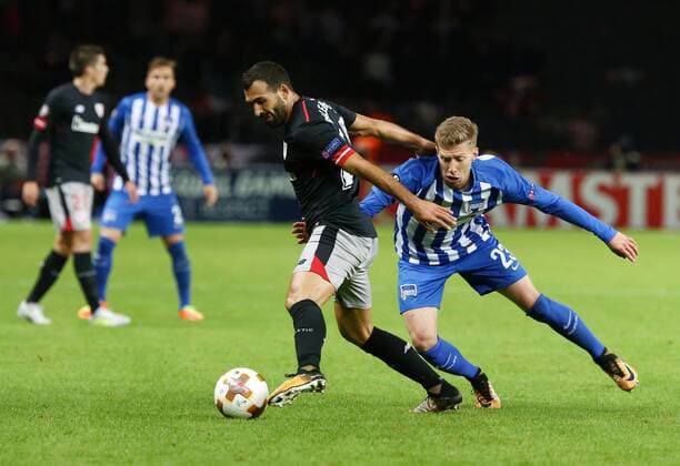 Mikel Balenziaga, Mitchell Weiser Aktion Spielszene Zweikampf Fußball Fussball Europa League Euroleague Herren Saison 2017 2018 14.09.2017 Hertha BSC Berlin vs. Athletic Bilbao