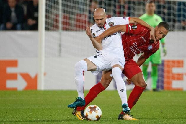 Fußball, EL, SV Zulte Waregem - OGC Nizza Nice Alassane Plea and Essevee s Nill De Pauw fight for the ball during a soccer game between Belgian team SV Zulte Waregem and French club OGC Nice, Thursday 14 September 2017 in Waregem, the first match of the group stage (Group K) of the Europa League tournament. KURTxDESPLENTER  x05164612x