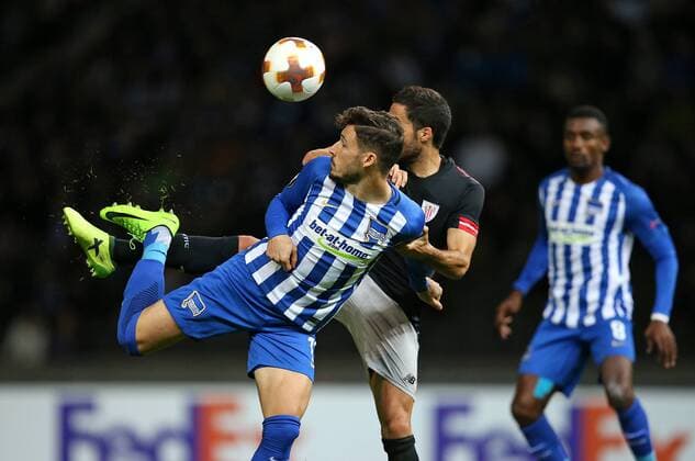 14.09.2017, Fussball UEFA Europa League 2017 2018, Gruppenphase, 1.Spieltag, Hertha BSC Berlin - Athletic Bilbao, im Olympiastadion Berlin. v.l. Mathew Leckie (Hertha BSC Berlin) gegen Xabier Etxeita (Athletic Bilbao)