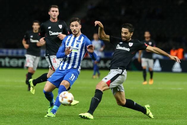 Mathew Leckie, Xabier Etxeita Aktion Spielszene Zweikampf Fußball Fussball Europa League Euroleague Herren Saison 2017 2018 14.09.2017 Hertha BSC Berlin vs. Athletic Bilbao