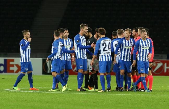 Hertha Mannschaft unzufrieden nach Spielende abklatschend Fußball Fussball Europa League Euroleague Herren Saison 2017 2018 14.09.2017 Hertha BSC Berlin vs. Athletic Bilbao