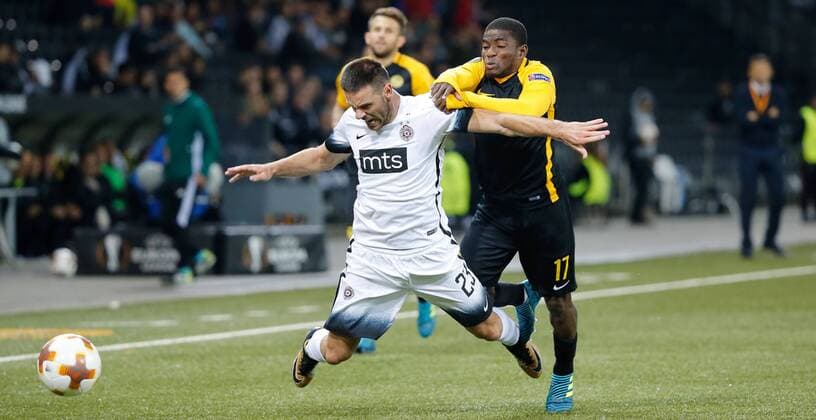 14.09.2017 Stade de Suisse Bern , SCHWEIZ , Saison 2017 2018 Herren UEFA Europa League Gruppenphase BSC Young Boys Bern - FK Partizan Belgrad Bojan Ostojic (li,Partizan) gegen Roger Assale (Young Boys)