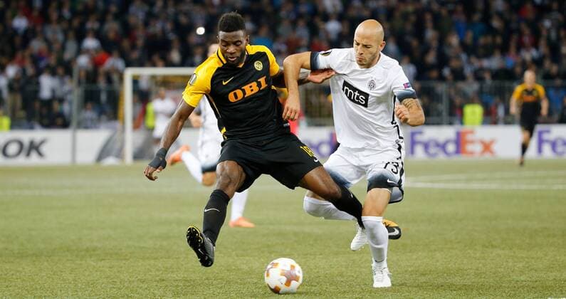 14.09.2017 Stade de Suisse Bern , SCHWEIZ , Saison 2017 2018 Herren UEFA Europa League Gruppenphase BSC Young Boys Bern - FK Partizan Belgrad Jean Pierre Nsame (li,Young Boys) gegen Nemanja Miletic (Partizan)