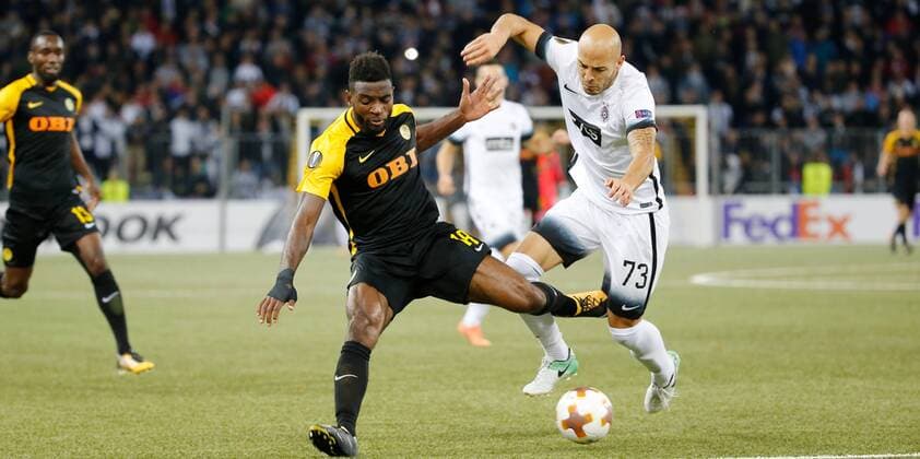 14.09.2017 Stade de Suisse Bern , SCHWEIZ , Saison 2017 2018 Herren UEFA Europa League Gruppenphase BSC Young Boys Bern - FK Partizan Belgrad Jean Pierre Nsame (li,Young Boys) gegen Nemanja Miletic (Partizan)
