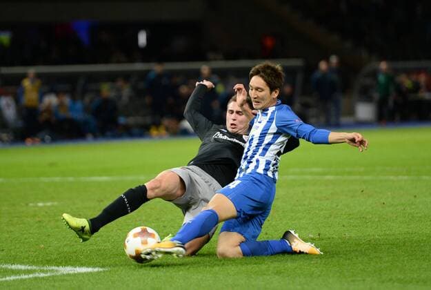Fussball, Herren, Saison 2017 2018, UEFA Europa League (Gruppe J, 1. Spieltag), Hertha BSC - Athletic Bilbao, v. l. Aymeric Laporte (Athletic Bilbao), Chance Genki Haraguchi (Hertha BSC), 14.09.2017, Copyright: xMichaelxHundtx xMatthiasxKochx