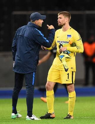 Fussball, Herren, Saison 2017 2018, UEFA Europa League (Gruppe J, 1. Spieltag), Hertha BSC - Athletic Bilbao, v. l. Torwart-Trainer Zsolt Petry (Hertha BSC), Torwart Thomas Kraft (Hertha BSC) nach Abpfiff, 14.09.2017, Copyright: xMichaelxHundtx xMatthiasxKochx