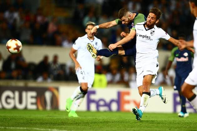 Fußball, EL, Vitoria Guimaraes - Red Bull Salzburg SOCCER - EL, Vitoria vs RBS GUIMARAES,PORTUGAL,14.SEP.17 - SOCCER - UEFA Europa League, group stage, Vitoria Guimaraes SC vs Red Bull Salzburg. Image shows Valon Berisha (RBS) and Francisco Rodrigues (Vitoria). GEPAxpictures xFelixxRoittner