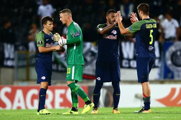 Fußball, EL, Vitoria Guimaraes - Red Bull Salzburg SOCCER - EL, Vitoria vs RBS GUIMARAES,PORTUGAL,14.SEP.17 - SOCCER - UEFA Europa League, group stage, Vitoria Guimaraes SC vs Red Bull Salzburg. Image shows Stefan Lainer, Alexander Walke, Paulo Miranda and Duje Caleta-Car (RBS). GEPAxpictures xFelixxRoittner