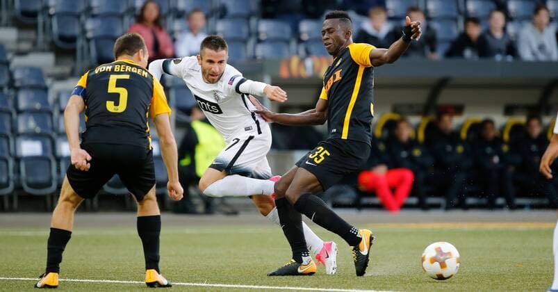 14.09.2017 Stade de Suisse Bern , SCHWEIZ , Saison 2017 2018 Herren UEFA Europa League Gruppenphase BSC Young Boys Bern - FK Partizan Belgrad Zoran Tosic (mitte,Partizan) gegen Steve von Bergen (li) und Sekou Junior Sanogo (Young Boys)