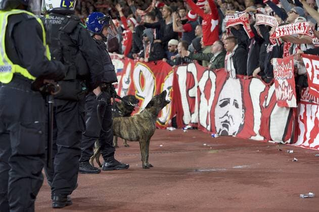 Fu?ball, EL, FC Arsenal - 1. FC K?ln, Ausschreitungen im K?lner Fanblock Arsenal v FC Cologne UEFA Champions League Police dogs watch over the FC Cologne fans during the UEFA Champions League match at the Emirates Stadium, London Content Not Available For UK Newspapers Copyright: xAlanxStanfordx FIL-10666-0054