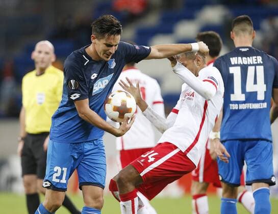 V.li. Benjamin Hübner (Hoffenh) schiebt Raul Silva (Braga) zur Seite . TSG 1899 Hoffenheim-Sporting Braga . Sinsheim, GER 14.09.2017, Europa League 2017 2018 .