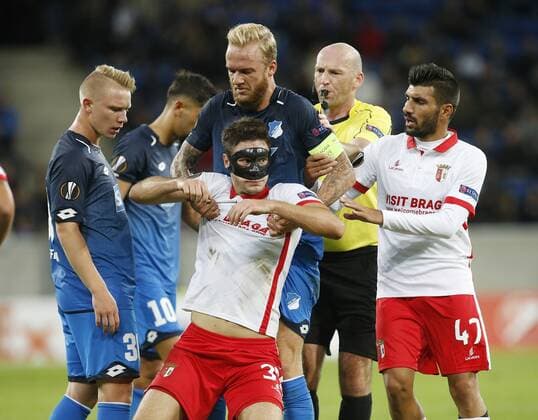 Kevin Vogt (Hoffenh) hilft Nikola Vukcevic (Braga) auf die Beine. Links Pavel Kaderabek (Hoffenh) , Rechts Schiedsrichter Bobby Madden (SCO) und Ricardo Esgaio (Braga) . TSG 1899 Hoffenheim-Sporting Braga . Sinsheim, GER 14.09.2017, Europa League 2017 2018 .