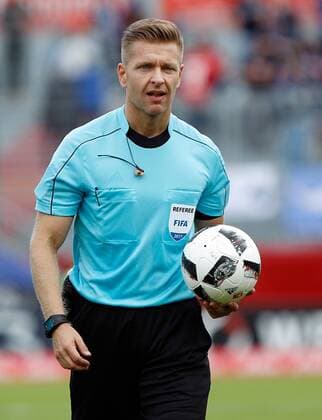 v.li.: Schiedsrichter Tobias Welz, Einzelbild, Fussball, 3. Liga, FC Würzburger Kickers - SC 07 Paderborn,