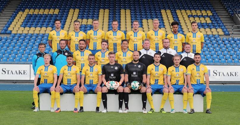Mannschaftsfoto Eintracht Braunschweig U23 3.Reihe, v.l. Panteleimon Panourgias, Besfort Kolgeci, Dominik Franke, Maik Lukowicz, Milislav Popovic, Nils Stettin, Ayodele Adetula, Erik Henschel 2.Reihe v.l. Trainer Henning Buerger, Co-Trainer Markus Unger, Deniz Dogan, Jinas Wand, Eric Veiga, Physiotherapeut Florian Horn, Betreuer Olaf Henning, Team Manager Frank DemarŽ. 1.Reihe v.l. Filip Rettig, Ahmet Canbaz, Lirim Mema, Yannk Bangsow, Daniel Reck, Quentin Fouley, Haris Kevac, Deniz Undav.