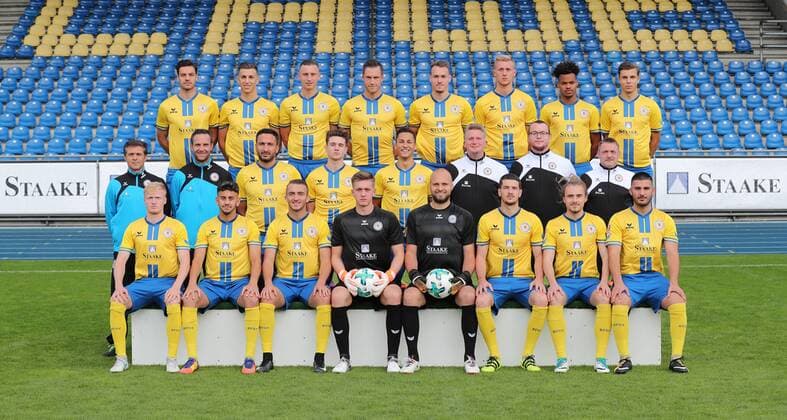 Mannschaftsfoto Eintracht Braunschweig U23 3.Reihe, v.l. Panteleimon Panourgias, Besfort Kolgeci, Dominik Franke, Maik Lukowicz, Milislav Popovic, Nils Stettin, Ayodele Adetula, Erik Henschel 2.Reihe v.l. Trainer Henning Buerger, Co-Trainer Markus Unger, Deniz Dogan, Jinas Wand, Eric Veiga, Physiotherapeut Florian Horn, Betreuer Olaf Henning, Team Manager Frank DemarŽ. 1.Reihe v.l. Filip Rettig, Ahmet Canbaz, Lirim Mema, Yannk Bangsow, Daniel Reck, Quentin Fouley, Haris Kevac, Deniz Undav.