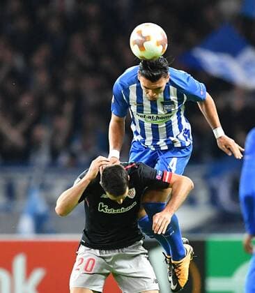 Karim Rekik (Hertha BSC), beim Kopfball, vorne Aritz Aduriz (Bilbao), Hertha BSC Berlin - Athletic Bilbao Europa League, Gruppenphase, 1. Spieltag, Fußball, Fussball, soccer, Herren, Männer, Maenner, Deutschland, Germany Berlin, 14.9.2017, Olympiastadion