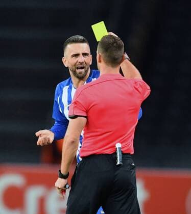 Themen der Woche - SPORT Bilder des Tages - SPORT Schiedsrichter Ivan Kruzliak zeigt Vedad Ibisevic (Hertha BSC), die gelbe Karte Hertha BSC Berlin - Athletic Bilbao Europa League, Gruppenphase, 1. Spieltag, Fußball, Fussball, soccer, Herren, Männer, Maenner, Deutschland, Germany Berlin, 14.9.2017, Olympiastadion