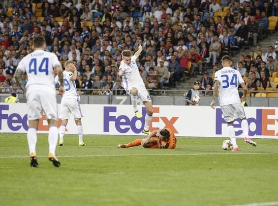 Fußball, EL, Dynamo Kiew - KF Skenderbeu Korca September 14, 2017 - Kiev, Ukraine - Serhiy Sydorchuk of Dynamo vies Enis Gavazaj of Skenderbeu during the UEFA Europa League Group B football match between FC Dynamo Kiev and KF Skenderbeu at the Olimpiyskyi Stadium in Kiev on September 14, 2017. FC Dynamo Kiev v KF Skenderbeu - UEFA Europa League  - ZUMAn230 20170914_zaa_n230_371 Copyright: xSergiixKharchenkox