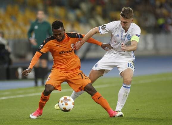 Fußball, EL, Dynamo Kiew - KF Skenderbeu Korca September 14, 2017 - Segun Adeniyi ( L) of SkoÂ«nderbeu vies for the ball with Serhiy Sydorchuk ( R) of Dynamo during the UEFA Europa League Group B soccer match between FC Dynamo Kyiv and FC SkoÂ«nderbeu , at the NSK Olimpiyskyi in Kyiv, Ukraine, September 14, 2017. The UEFA Europa League Group B soccer match between FC Dynamo Kyiv and FC SkÃ«nderbeu , at the NSK Olimpiyskyi in Kyiv. - ZUMAs334 80118181st Copyright: xAnatoliixStepanovx