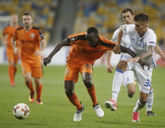 Fußball, EL, Dynamo Kiew - KF Skenderbeu Korca September 14, 2017 - Ali Sowe ( L) of SkoÂ«nderbeu vies for the ball with Yevhen Khacheridi ( R) of Dynamo during the UEFA Europa League Group B soccer match between FC Dynamo Kyiv and FC SkoÂ«nderbeu , at the NSK Olimpiyskyi in Kyiv, Ukraine, September 14, 2017. The UEFA Europa League Group B soccer match between FC Dynamo Kyiv and FC SkÃ«nderbeu , at the NSK Olimpiyskyi in Kyiv. - ZUMAs334 80118327st Copyright: xAnatoliixStepanovx