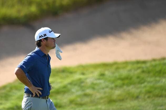 Golf, BMW Championship in Lake Forest LAKE FOREST, IL - SEPTEMBER 14: Brian Harman bites his glove along the 18th hole during the during the First Round of the BMW Championship on September 14, 2017, at Conway Farms Golf Club, in Lake Forest, IL. (Photo by Patrick Gorski Icon Sportswire) GOLF: SEP 14 PGA Golf Herren - BMW Championship - First Round Icon14091709 EDITORIAL USE ONLY