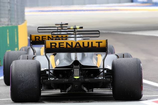 15.09.2017 - Free Practice 1, Romain Grosjean (FRA) Haas F1 Team VF-17 and Jolyon Palmer (GBR) Renault F1 Team RS17 Singapore Grand Prix 14 - 17 September 2017 15.09.2017 - Free Practice 1, Romain Grosjean (FRA) Haas F1 Team VF-17 and Jolyon Palmer (GBR) Renault Sport F1 Team RS17 