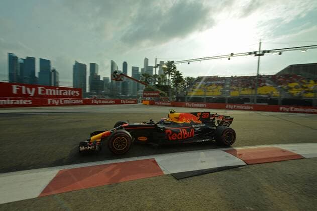 (170915) -- SINGAPORE, Sept. 15, 2017 -- Red Bull s Dutch driver Max Verstappen drives during the first practice session of the Formula One Singapore Grand Prix in Singapore on Sept. 15, 2017. ) (SP)SINGAPORE-FORMULA ONE-SINGAPORE GRAND PRIX-PRACTICE ThenxChihxWey 