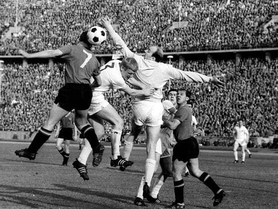 Deutsche Meisterschaft : 1. FC Köln 1. FC Nürnberg am 12.05.1962 in Berlin 4:0 Torwart Fritz Ewert und Karl Heinz Schnellinger bei der Abwehr rechts Max Morlock ( FCN )