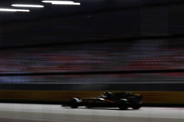 15.09.2017 - Free Practice 2, Jolyon Palmer (GBR) Renault F1 Team RS17 Singapore Grand Prix 14 - 17 September 2017 15.09.2017 - Free Practice 2, Jolyon Palmer (GBR) Renault Sport F1 Team RS17 