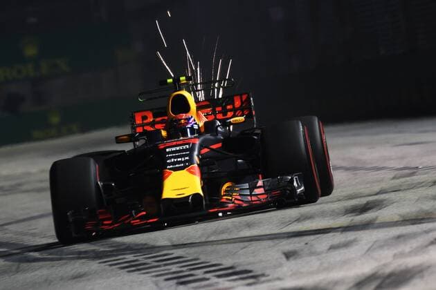 Bilder des Tages - SPORT (170915) -- SINGAPORE, Sept. 15, 2017 -- Red Bull s Dutch driver Max Verstappen drives during the first practice session of the Formula One Singapore Grand Prix in Singapore on Sept. 15, 2017. ) (SP)SINGAPORE-FORMULA ONE-SINGAPORE GRAND PRIX-PRACTICE ThenxChihxWey 