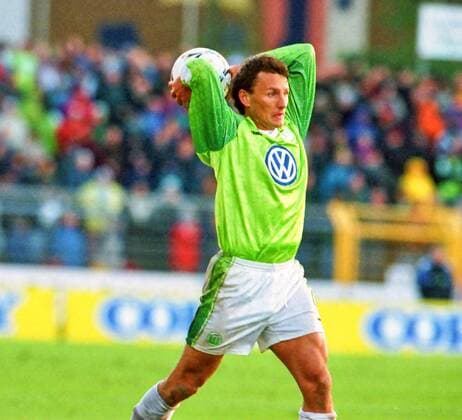 Aus 1. BL Saison 1997 98 VfL Wolfsburg gegen Arminia Bielefeld 2:0 am 25.10.1997. Im Foto: VfL WOB Spieler Frank Greiner 22 mit Einwurf *** out 1 BL Season 1997 98 VfL Wolfsburg against Arminia Bielefeld 2 0 at 25 10 1997 in Photo VfL WOB Players Frank Greiner 22 with Throw
