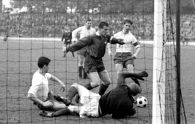 1. Fußball-Bundesliga Saison 1963 64: 1. FC Köln - SV Werder Bremen 4:3 05.10.1963. Hans Schäfer (Köln dunkles Trikot) sorgt für Verwirrung im Bremer Strafraum.