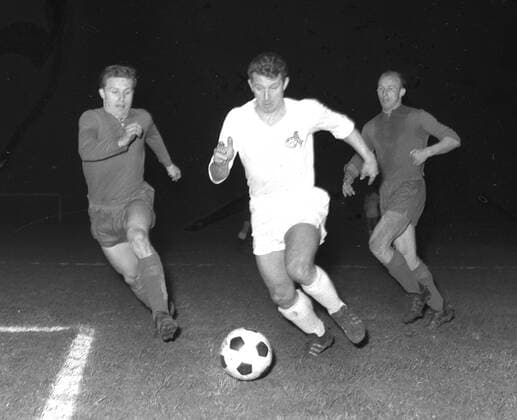 DFB - Pokal Saison 1963 64: 1. FC Köln - 1. FC Nürnberg 3:2 n.V. in Düsseldorf Hans Schäfer (Köln) setzt sich durch *** DFB Cup Season 1963 64 1 FC Cologne 1 FC Nuremberg 3 2 n v in Dusseldorf Hans Schäfer Cologne sets to through HM