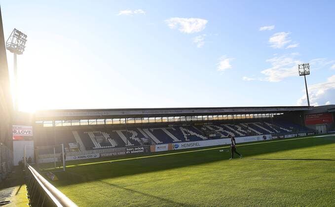 Fußball, Stadiongeschichte SV Wehen Wiesbaden 15.09.2017, xjhx, Fussball 3.Liga, SV Wehen Wiesbaden - Chemnitzer FC, emspor, v.l. Stadionansicht Innenraum Rasen Platz Pitch Flutlicht Sonne Tribuene Wiesbaden