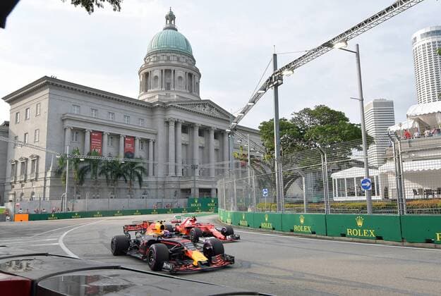 Max Verstappen, Red Bull Racing, Kimi Raiikkoenen, Scuderia Ferrari, formula 1 GP, Singapore, 15.09.2017 Photo:mspb Stefan Schneider Max Verstappen, Kimi Raiikkoenen, formula 1 GP, Singapore,