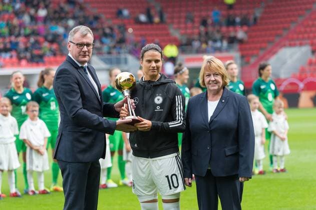 Bilder des Tages - SPORT Ingolstadt, Germany 16.09.2017, FIFA World Cup WM Weltmeisterschaft Fussball Qualifier - 2017 18 Season, Germany - Slovenia, Dzsenifer Marozsan (GER) bekommt den Preis zur Fussballerin des Jahres ueberreicht ( DeFodi527