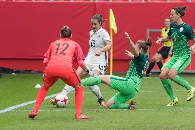Ingolstadt, Germany 16.09.2017, FIFA World Cup WM Weltmeisterschaft Fussball Qualifier - 2017 18 Season, Germany - Slovenia, v.l. Sonja Cevnik (SLO), Sara Daebritz (GER) und Spela Rozmaric (SLO) sowie Sara Agrez (SLO) ( DeFodi527