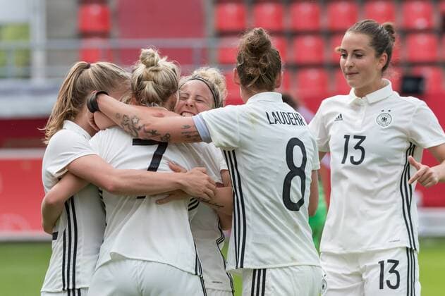 Ingolstadt, Germany 16.09.2017, FIFA World Cup WM Weltmeisterschaft Fussball Qualifier - 2017 18 Season, Germany - Slovenia, Jubel zum 1:0 mit v.l. Kathrin Hendrich (GER), Carolin Simon (GER), Torschuetzin Svenja Huth (GER), Simone Laudehr (GER) und Sara Daebritz (GER) ( DeFodi527