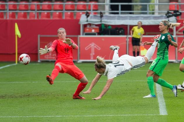 Ingolstadt, Germany 16.09.2017, FIFA World Cup WM Weltmeisterschaft Fussball Qualifier - 2017 18 Season, Germany - Slovenia, Flugkopfball zum 1:0 mit v.l. Sonja Cevnik (SLO), Svenja Huth (GER) und Dominika Conc (SLO) ( DeFodi527