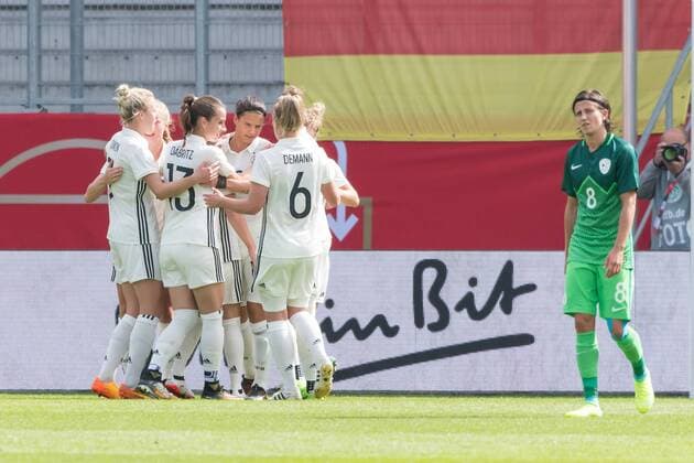 Ingolstadt, Germany 16.09.2017, FIFA World Cup WM Weltmeisterschaft Fussball Qualifier - 2017 18 Season, Germany - Slovenia, Jubel zum 2:0 mit v.l. Carolin Simon (GER), Sara Daebritz (GER), Dzsenifer Marozsan (GER), Kristin Demann (GER) und rechts daneben Mateja Zver (SLO) ( DeFodi527