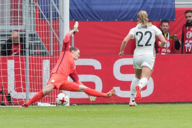 Ingolstadt, Germany 16.09.2017, FIFA World Cup WM Weltmeisterschaft Fussball Qualifier - 2017 18 Season, Germany - Slovenia, Treffer zum 4:0 mit v.l. Sonja Cevnik (SLO) und Tabea Kemme (GER) ( DeFodi527