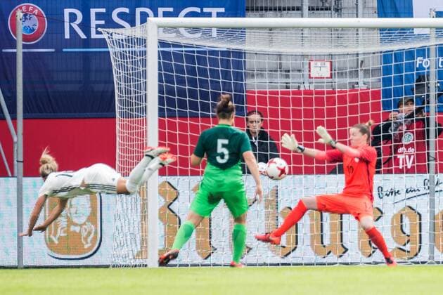 Bilder des Tages - SPORT Tor zum 1:0 durch Svenja Huth (GER, 19) mit Flugeinlage; Tor, goal, Torerfolg, Aktion, Fußball, Frauen, Länderspiel, Deutschland - Slowenien,