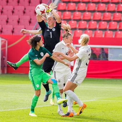 Almuth Schult (GER, 1, Torwart, goal keeper) rettet einen Torschuss und verletzt sich dabei, Fußball, Frauen, Länderspiel, Deutschland - Slowenien,