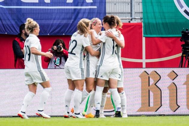 Jubel, celebration über das 3:0 durch Kathrin Hendrich (GER, 3), Fußball, Frauen, Länderspiel, Deutschland - Slowenien,