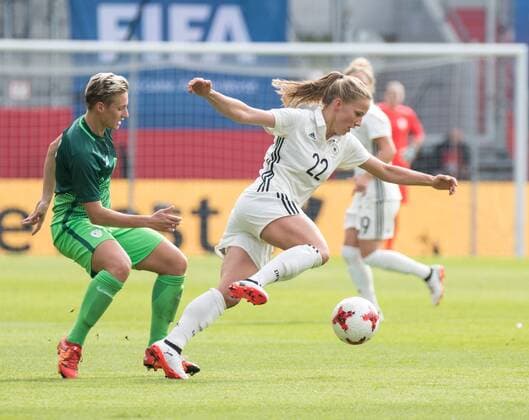 Deutschland, Ingolstadt, Audi Sportpark, Fußball, Fussball, 16.09.2017, WM Qualifikation Frauen, 2017 18, Deutschland - Slowenien Bild: (v.l.n.r.) Kristina Erman (Slowenien Frauen-Nationalmannschaft, 7), Tabea Kemme (Deutschland Frauen-Nationalmannschaft, 22), im Hintergrund Mandy Islacker (Deutschland Frauen-Nationalmannschaft, 9)